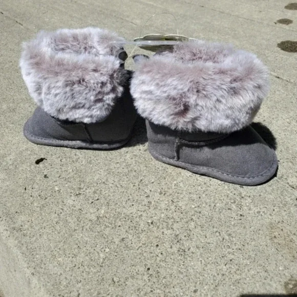 FIRST STEPS | Baby Girls Faux Fur Booties in Gray sz 0/3M, 6/9M - Picture 3 of 10